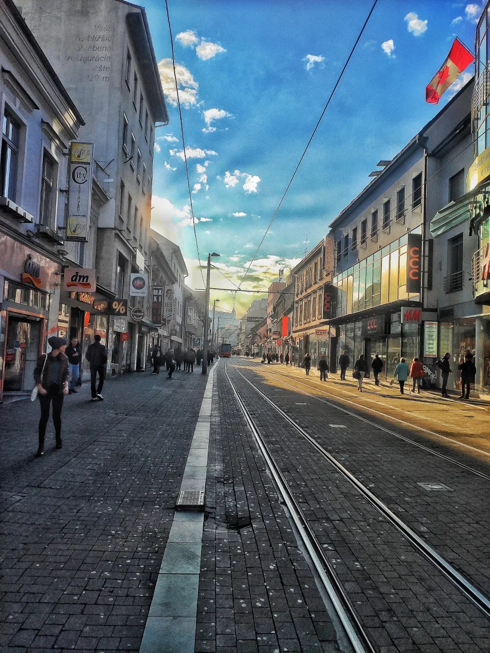 Ulica s električkovou traťou