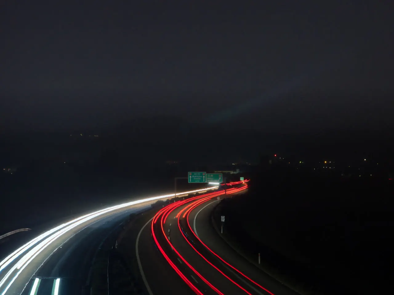 Svetelné stopy áut na nočnej diaľnici